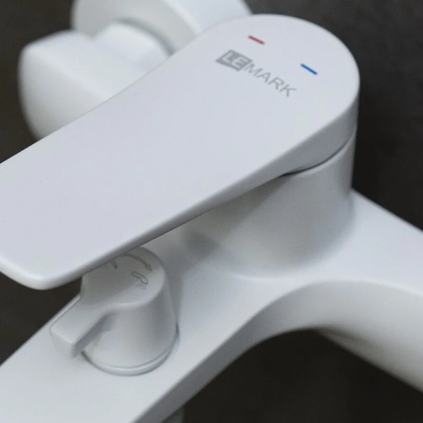 Смеситель для ванны Lemark Bronx белый матовый LM3714MW (детальная фотография), настенные