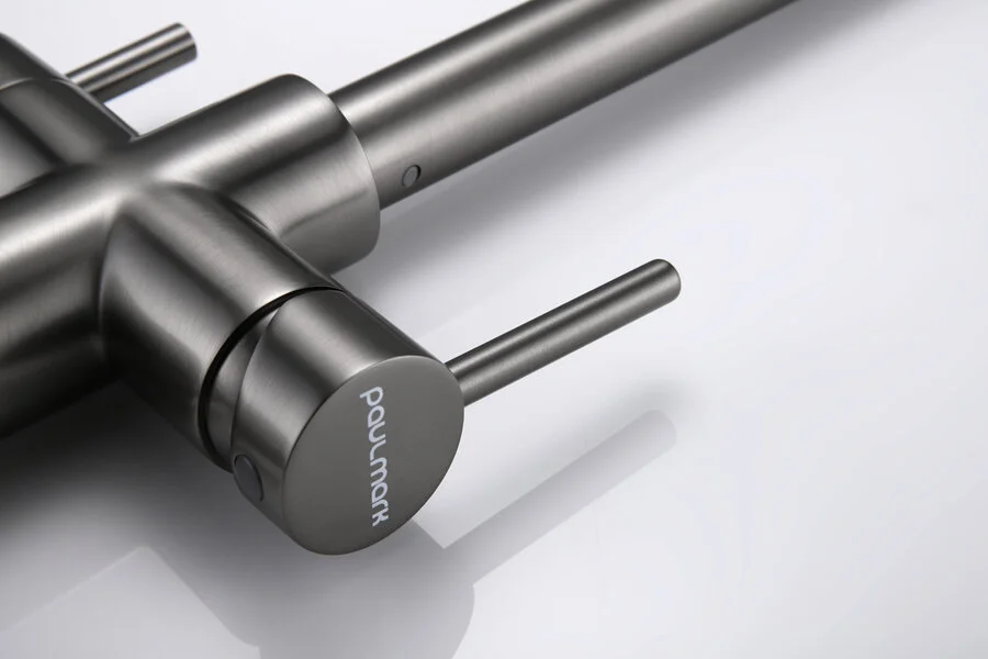 Смеситель для кухни Paulmark Lange вороненая сталь La214212-GM (детальная фотография), с поворотным изливом, c выдвижным изливом (лейкой)