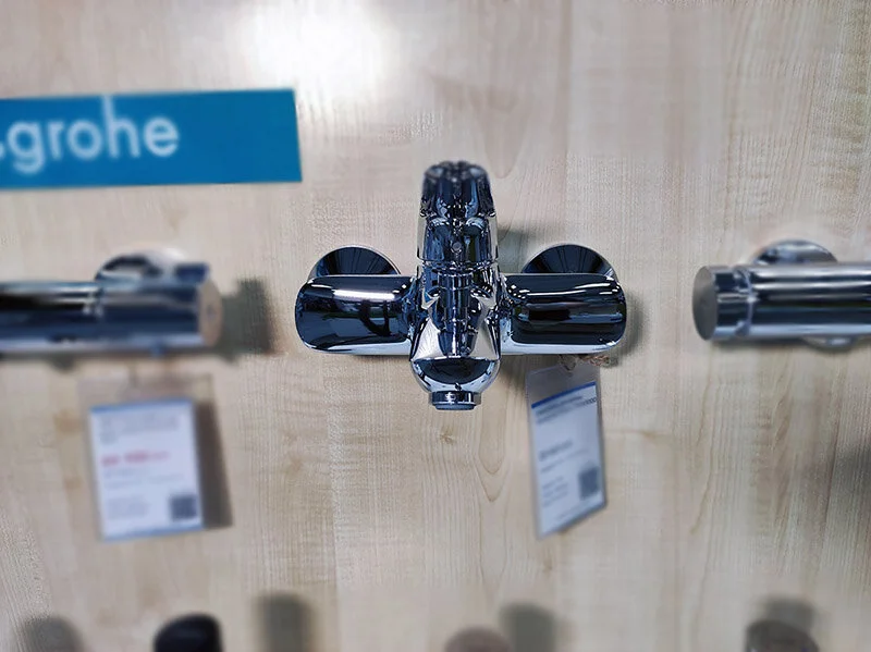 Смеситель для ванны Hansgrohe Novus хром 71040000 (детальная фотография), с коротким изливом