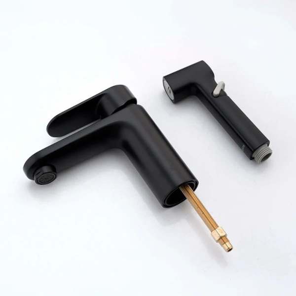 Смеситель для раковины Акватек Ника черный матовый AQ1812MB (детальная фотография), из латуни, округлая форма, с гигиеническим душем