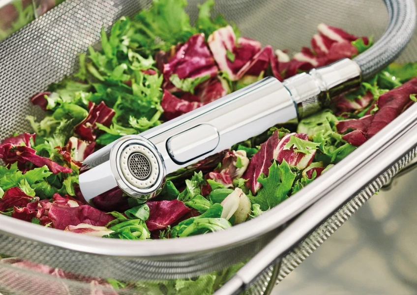 Смеситель для кухни хром Grohe Eurosmart  30305000 (детальная фотография), с поворотным изливом, c выдвижным изливом (лейкой)