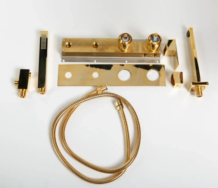 Смеситель для ванны Cezares Unika золото UNIKA-VDM2-03/24 (детальная фотография), из латуни, прямоугольная форма, с душевой лейкой