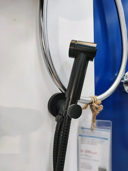 Гигиенический душ с смесителем Kludi Bozz черный 389983976 (детальная фотография), округлые