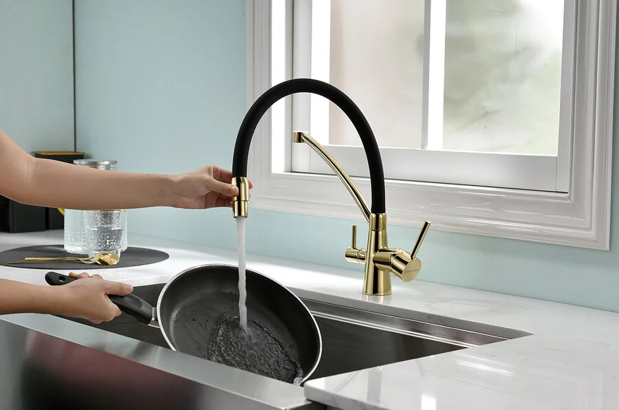 Смеситель для кухни Paulmark Siegen золото с черным Si213111-G (детальная фотография), на мойку, на столешницу