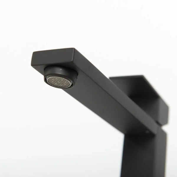 Смеситель для раковины Cezares Unika матовый черный UNIKA-LC-NOP-W0 (детальная фотография), высокие, прямоугольная форма