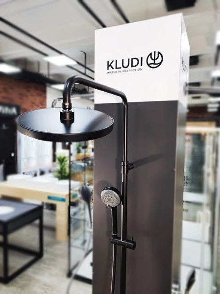 Душевая стойка Kludi Logo с термостатом 6808239-00 (детальная фотография), со смесителем