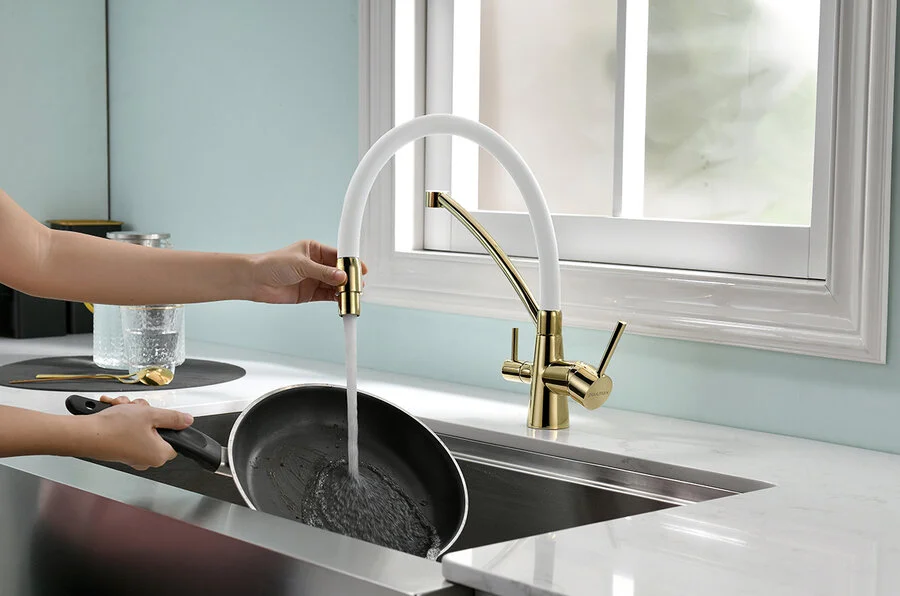 Смеситель для кухни Paulmark Siegen золото с белым Si213111-GW (детальная фотография), с поворотным изливом, с гибким изливом