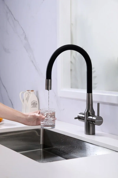 Смеситель для кухни Paulmark Salix вороненая сталь/черный Sa213419-GM (детальная фотография), с поворотным изливом, с гибким изливом