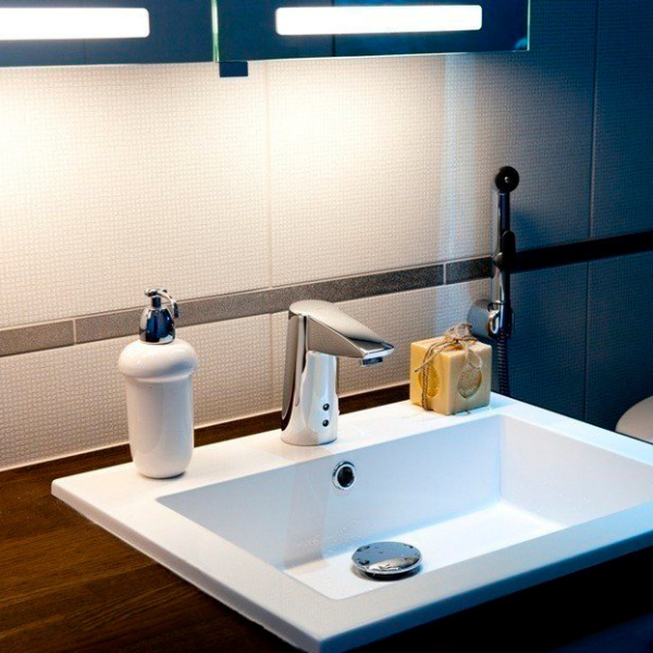 Смеситель для раковины с гигиеническим душем бесконтактный Oras Cubista 2816F (детальная фотография), для раковины