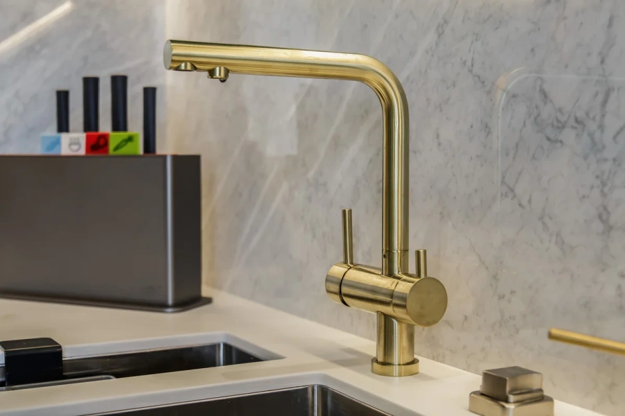 Смеситель для кухни Omoikiri Nagano-LG + Pure drop Lite светлое золото 4178.8028 (детальная фотография), современные, hi-tech