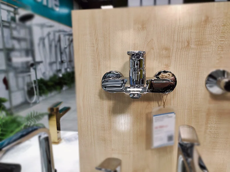 Смеситель для ванны Hansgrohe Metris однорычажный 31480000 (детальная фотография), с 2 монтажными отверстиями