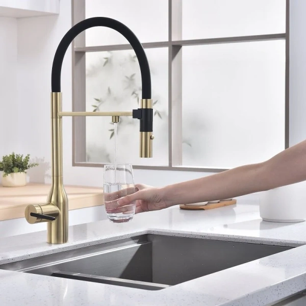 Смеситель для питьевой воды Paulmark Magneto One светлое золото Ma213188-LG (детальная фотография), с поворотным изливом, с двумя изливами, с гибким изливом