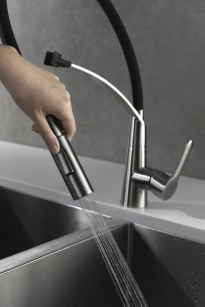 Смеситель для кухни BelBagno Nova двухрежимный BB-LAM36-IN (детальная фотография), матовый хром, черные, комбинированные