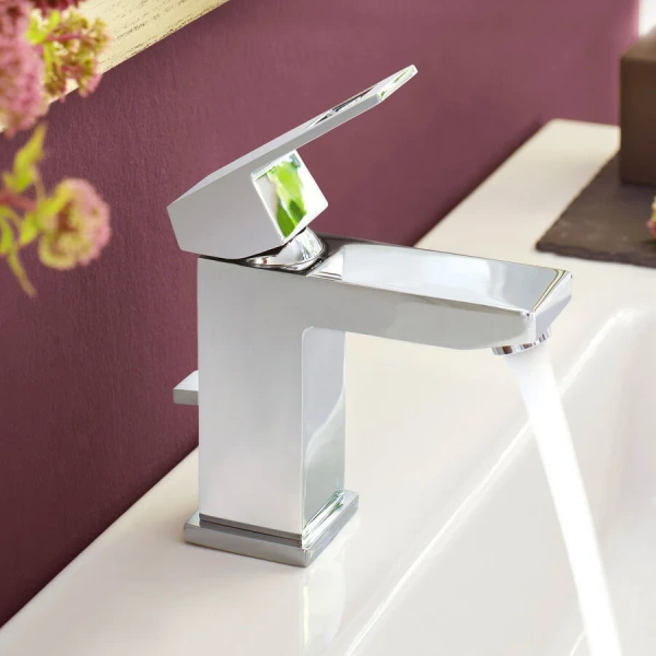 Смеситель для раковины Grohe Eurocube хром 23445000 (детальная фотография), из латуни, прямоугольная форма, с донным клапаном