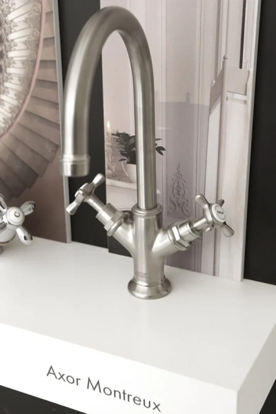 Смеситель для раковины Axor Montreux 16502 (детальная фотография), округлая форма, с донным клапаном