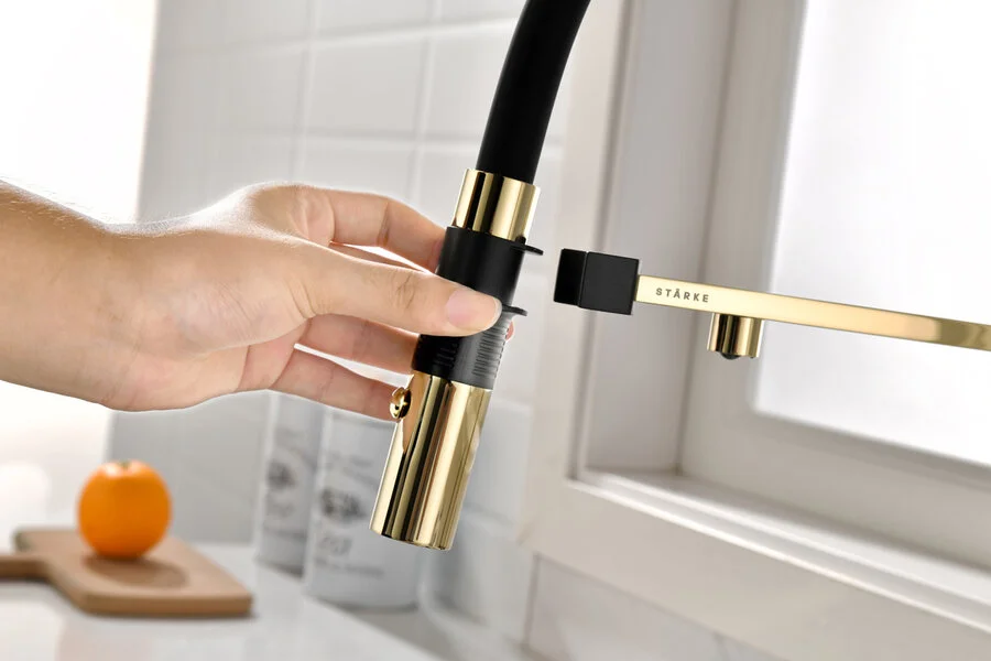 Смеситель для питьевой воды Paulmark Gravity золото Gr213888-G (детальная фотография), с поворотным изливом, с гибким изливом