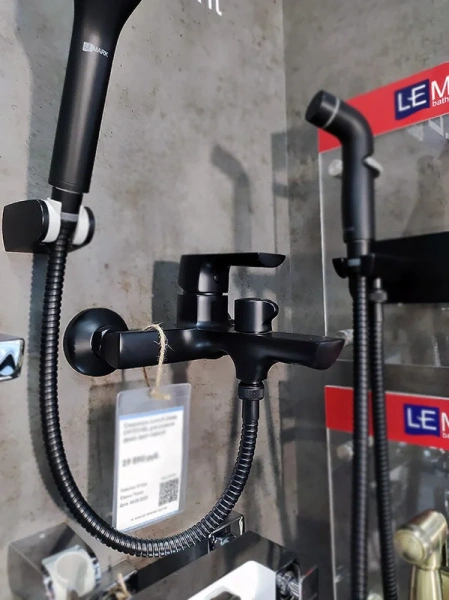 Смеситель для ванной Lemark Ursus с душевой лейкой LM7214BL (детальная фотография), с душевой лейкой
