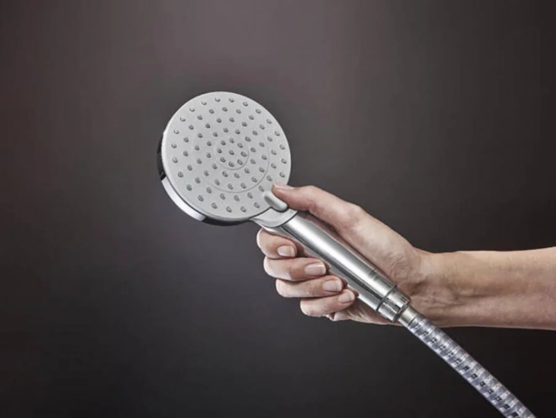 Лейка для душа Hansgrohe Vernis Blend 26340 круглая (детальная фотография), хром, черные