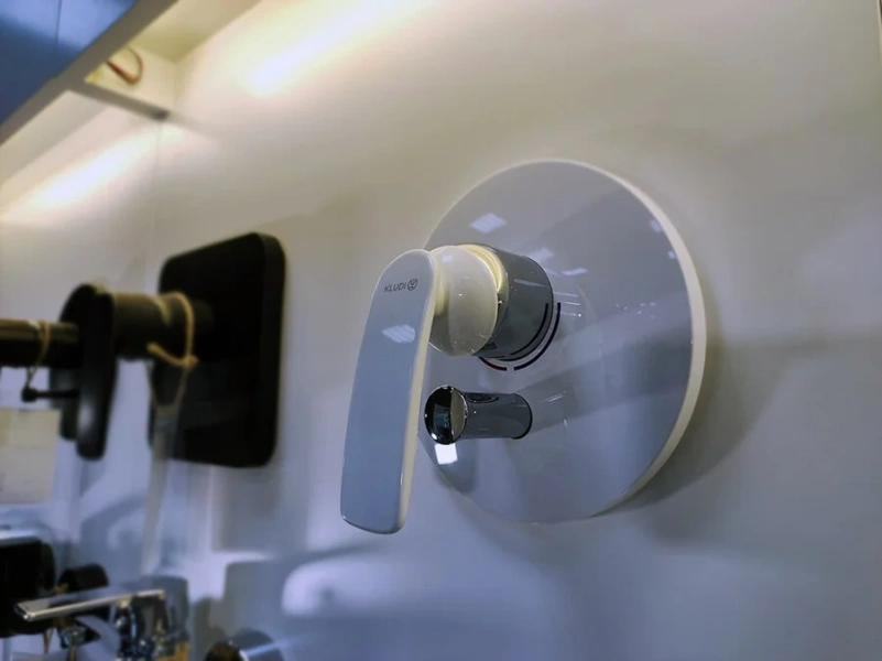 Смеситель для душа Kludi Balance белый/хром 526509175 (детальная фотография), скрытого монтажа, встраиваемые в стену