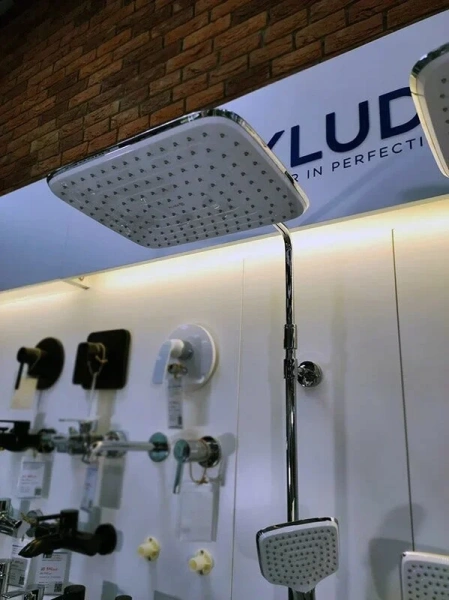 Душевая стойка Kludi Cockpit с термостатом 8005005-00 (детальная фотография), с тропическим душем