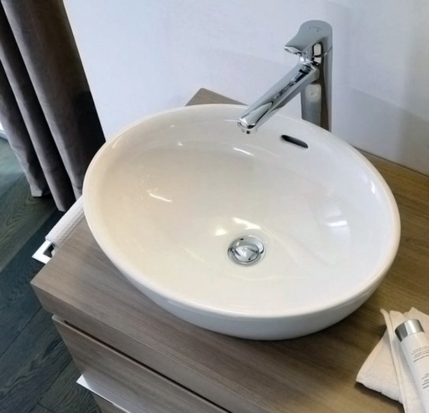 Раковина Laufen Pro 52 см с отверстием перелива 8.1296.4.000.109.1 (детальная фотография), накладные (на столешницу)