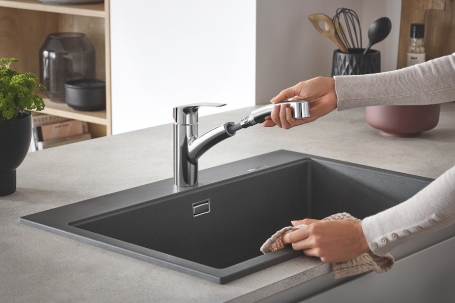 Смеситель для кухни Grohe Eurosmart с вытяжным душем 30305001 (детальная фотография), из латуни, округлая форма