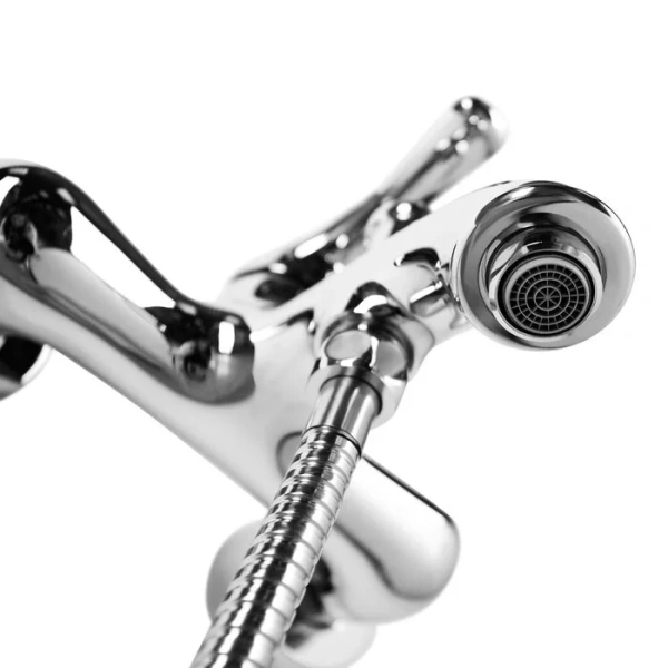 Смеситель для ванны IDDIS Oldie с ручным душем (детальная фотография), с 2 монтажными отверстиями