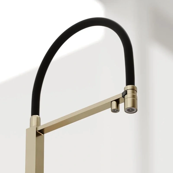 Смеситель для кухни Sancos Moro золото SC4006BG (детальная фотография), высокие, из латуни, прямоугольная форма, для питьевой воды с фильтром